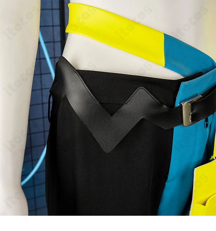 ウエストベルトとベルト装飾のバックル・質感ディテール