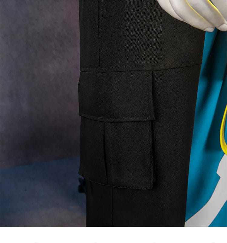 パンツ裾のポケット構造とフラップの近接写真