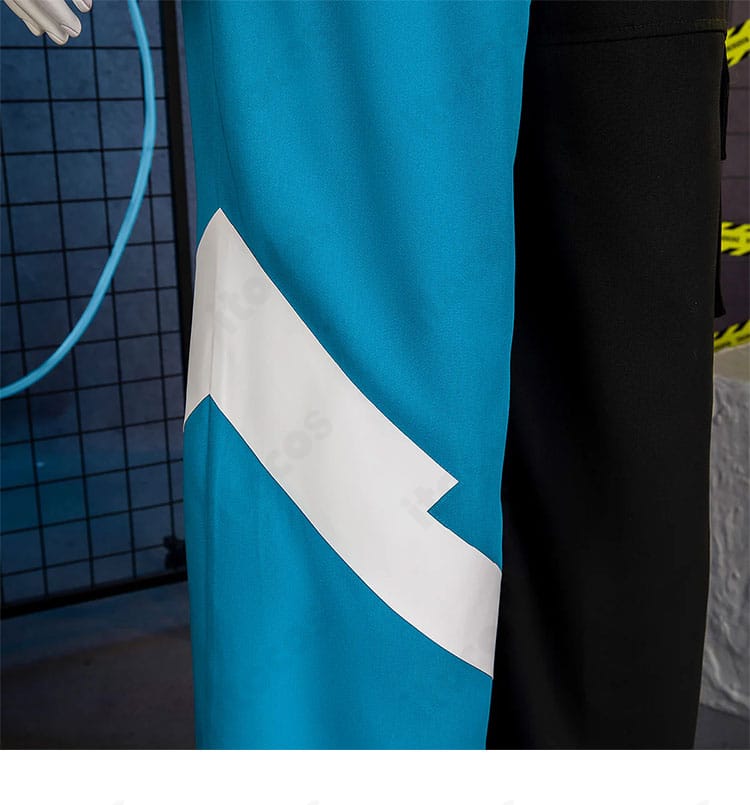 左脚パンツの装飾パーツとステッチの近接写真