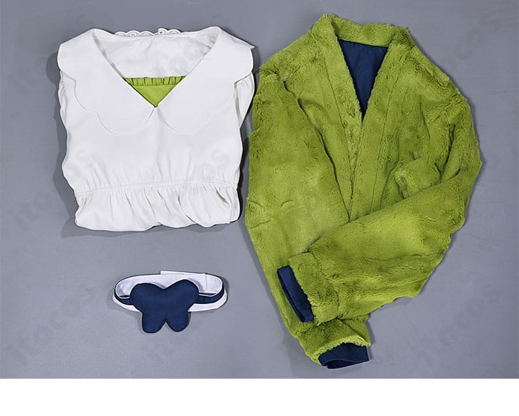 セット内容の平置き。コート・ワンピース・太もも飾りの3点構成を見やすく配置。