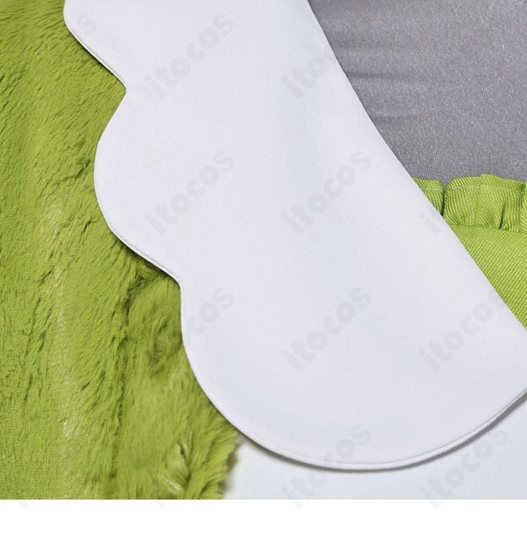 襟元の飾りディテール。首まわりのデザインバランスと印象を伝える接写。