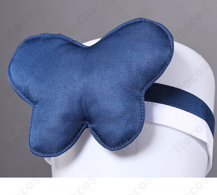 ヘッドアクセのディテール。コーデ全体のアクセントとなる装飾部分をクローズアップ。