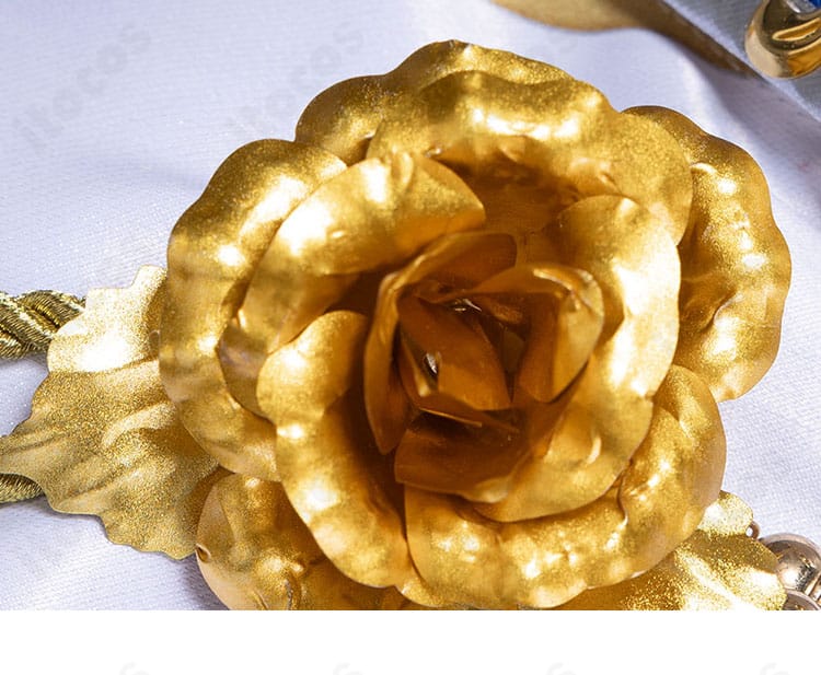 胸の花飾りディテールのクローズアップ