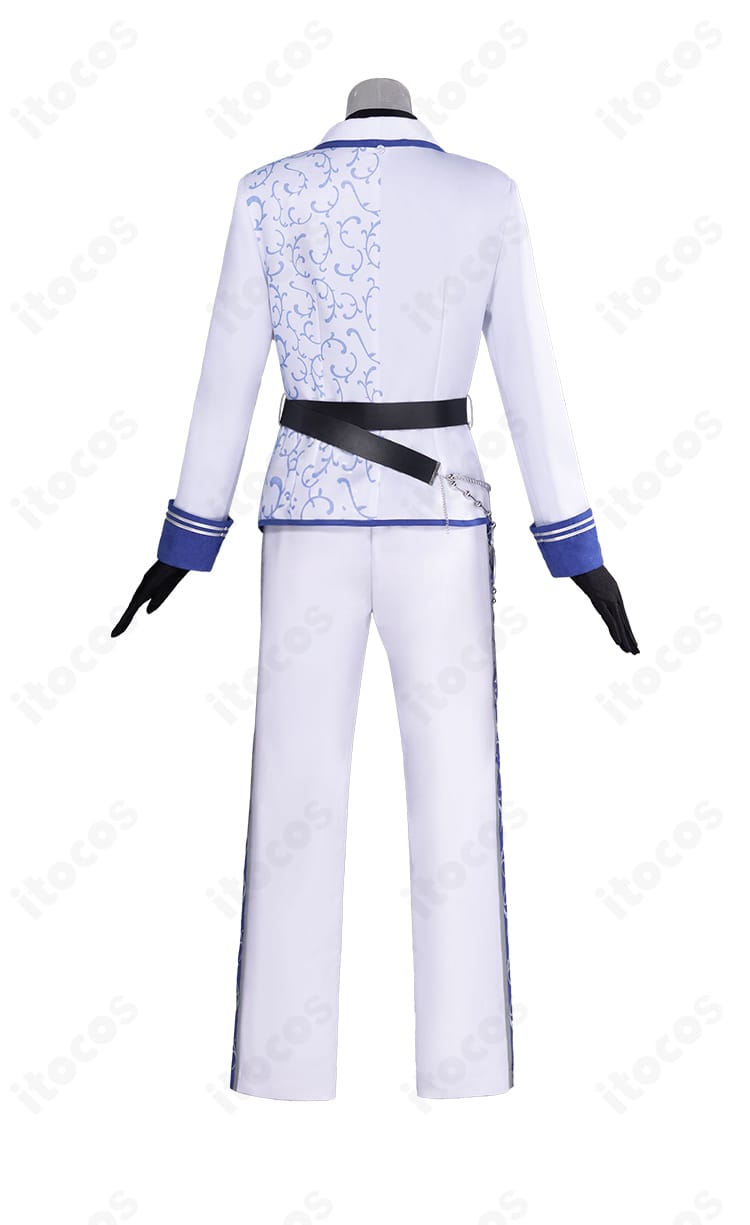 背面の装飾バランスとマントのディテールが分かるアップ