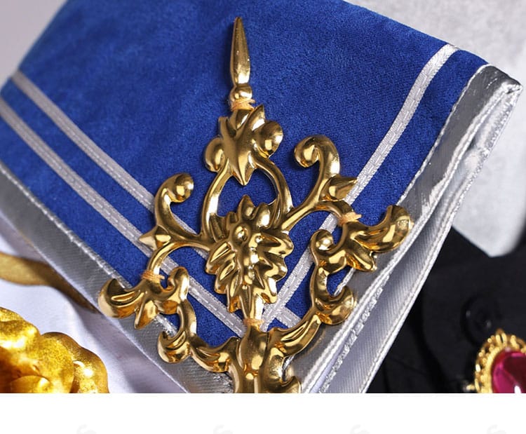 衣領まわりの装飾とスカーフ結びのディテール