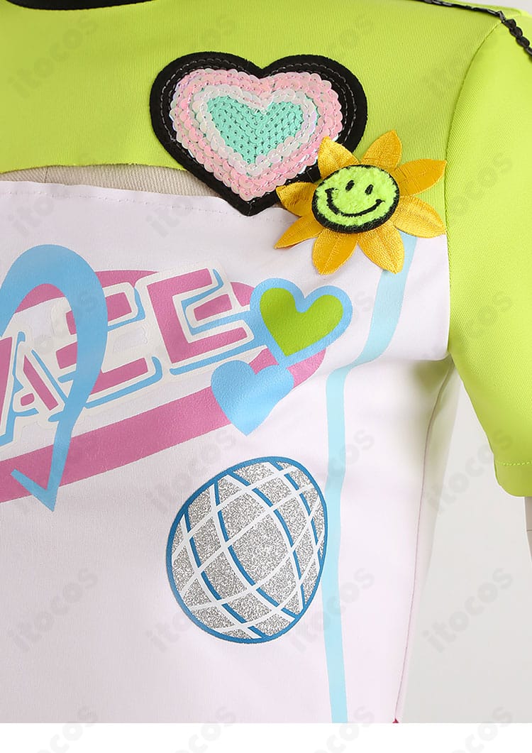 胸元飾りのディテール（モチーフパーツと留め具の構成）