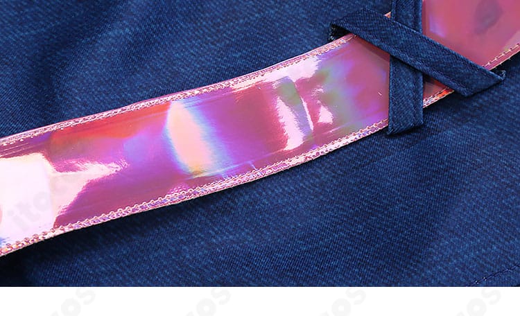 パンツ裾の細帯ストラップ装飾ディテール（固定金具と長さ調整部）