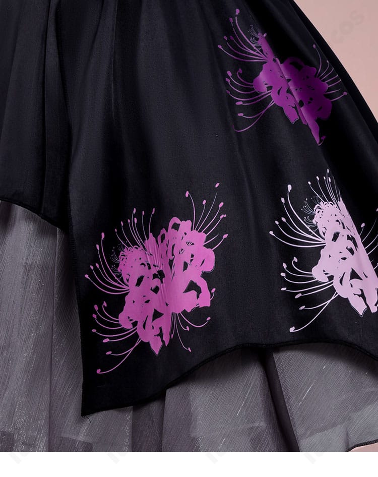 スカート裾ディテールの拡大。生地のハリと縫製ステッチ、撮影映えするフレア感を表現。