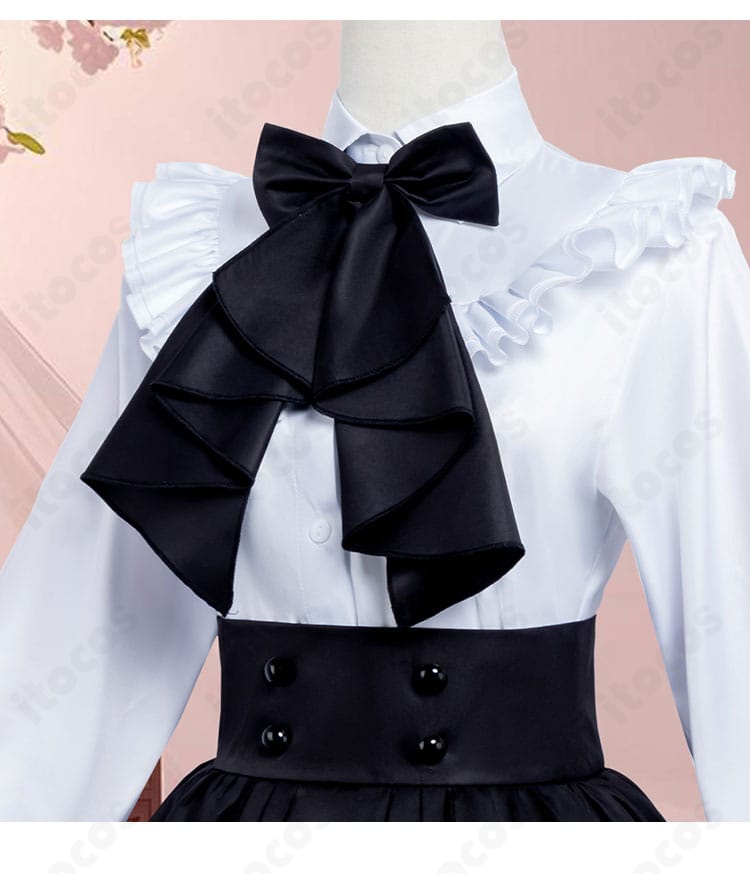 黒色リボンタイの拡大ディテール。結び目の形状と固定仕様、艶感のある素材感が分かる。