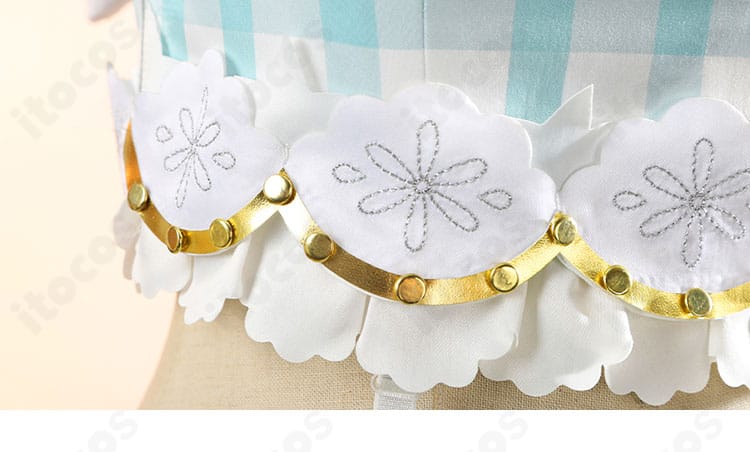 裾飾りの近接。レースとトリムの重なり、発色の良さと縫製ラインを確認