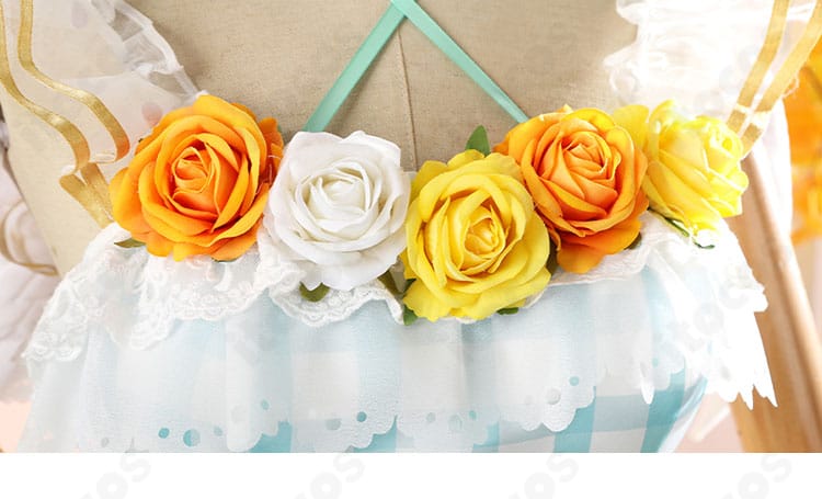 胸元フラワーブローチの近接。立体花飾りのボリューム感と色味、留め具の仕様が分かる