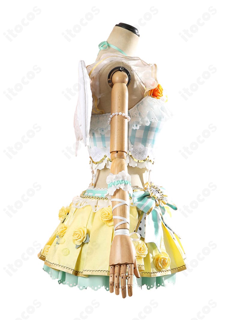 右肩付近の装飾ディテール。リボンとフラワーモチーフの質感、縫製の仕上がりが分かる