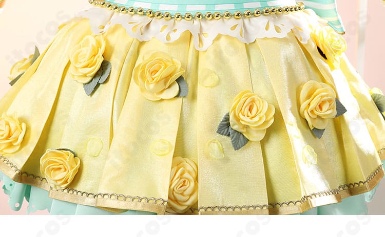 スカートの花飾りディテール。裾に配したフラワーモチーフとフレアの表情を強調