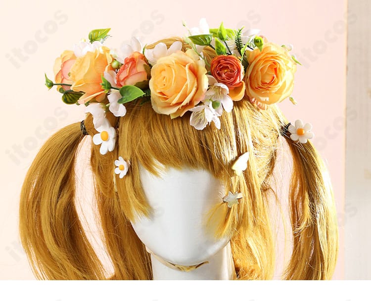 花のヘッドドレスの近接。髪飾りの色調とボリューム、固定クリップの構造を示す