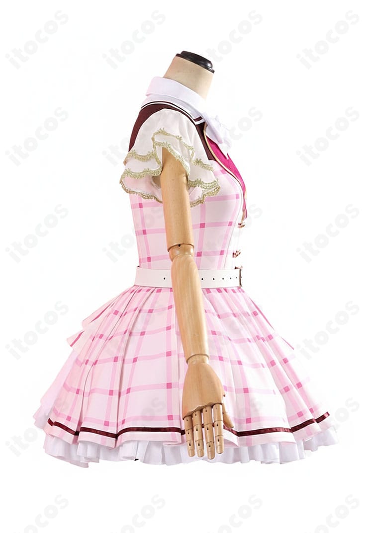 右肩の装飾ディテール（エポレット・縁取り）の近接写真