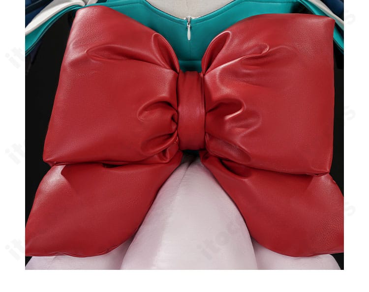 背面の赤い蝶結び装飾ディテール。結び目の形状と生地感