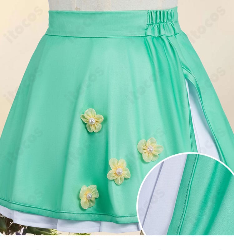 スカートの装飾ディテール拡大。動きに映える生地の重なりと縁取りが分かるアップ