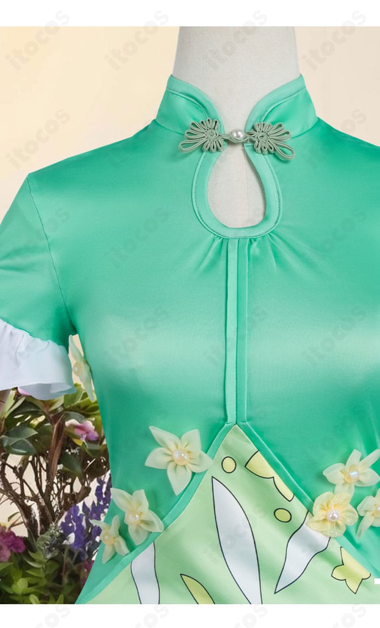 襟元の装飾ディテール拡大。立体的な花モチーフと縫製の仕上がりを示すアップ