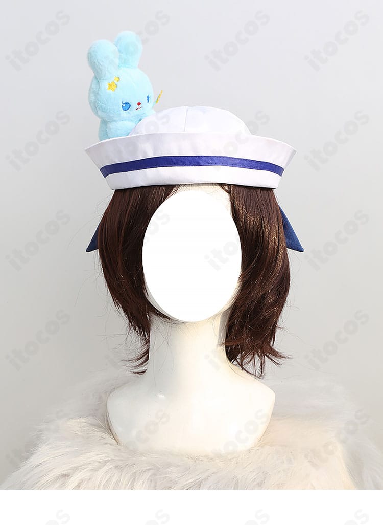 帽子アクセサリーのディテール。縁取りと留め具、装飾チェーンの質感を拡大表示。