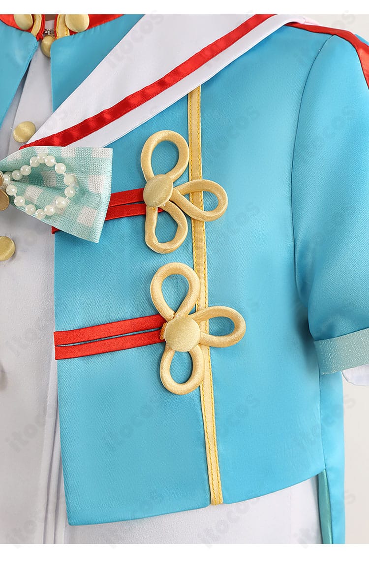 ラペル（衣襟）周辺の装飾ディテール。ステージ映えする縁取りとチェーンの取り付け部を拡大。