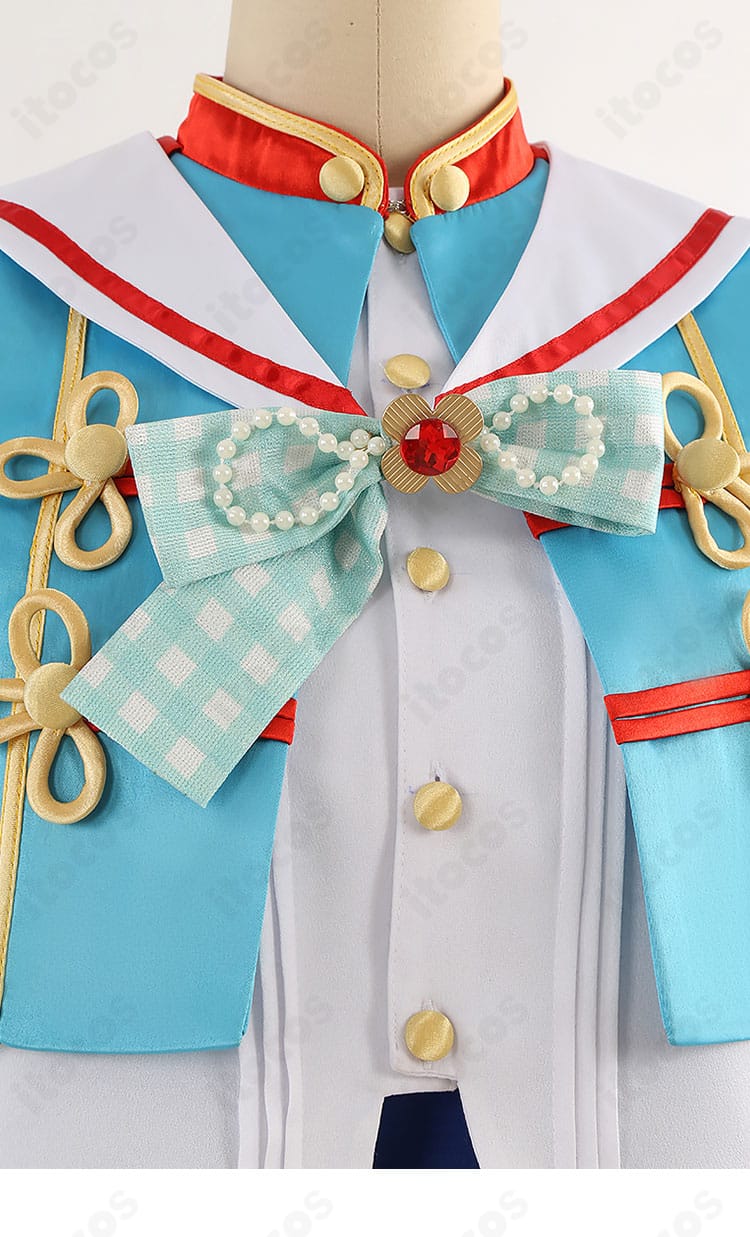 襟元とタイ・スカーフの装飾ディテール。結び目の形と色のコントラストが分かる。