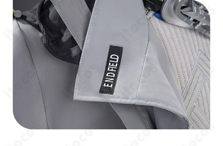 衣装に施されたアルファベット風装飾の近接ディテール画像