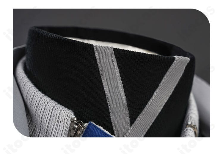 つけ襟と首飾りの組み合わせ、セーターの首元の重なりが分かるディテール画像