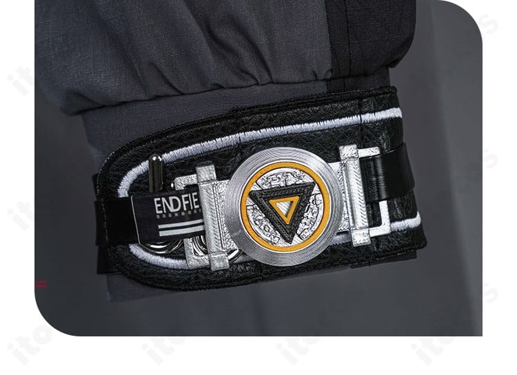 袖口の切り替え・カフス形状・装飾の縫製を示すディテール画像