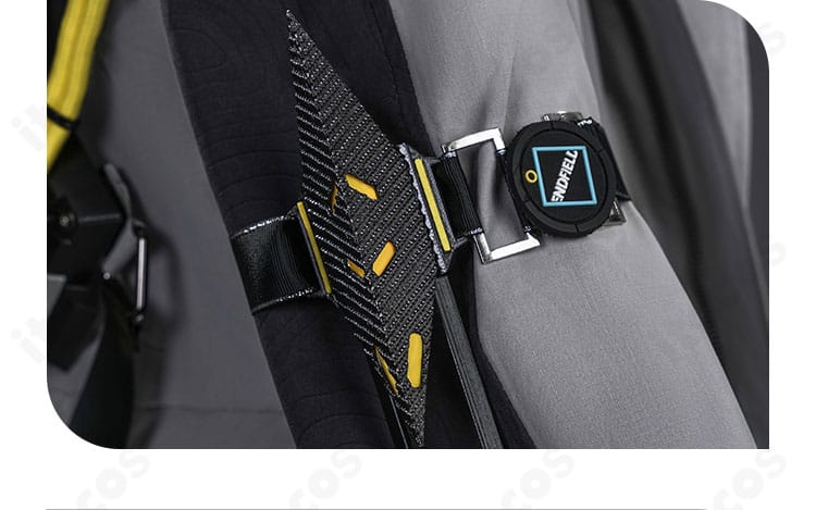 袖部のテープ装飾とステッチを捉えたディテール画像