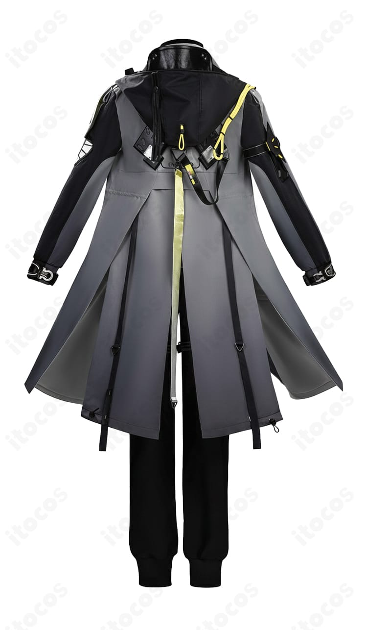 管理人（男性）コスプレの背面。背飾りとコートのシルエットが分かる画像