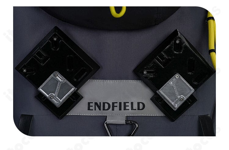 コート背面の装飾ディテール。ヨーク切替と背面パーツの構造が分かる