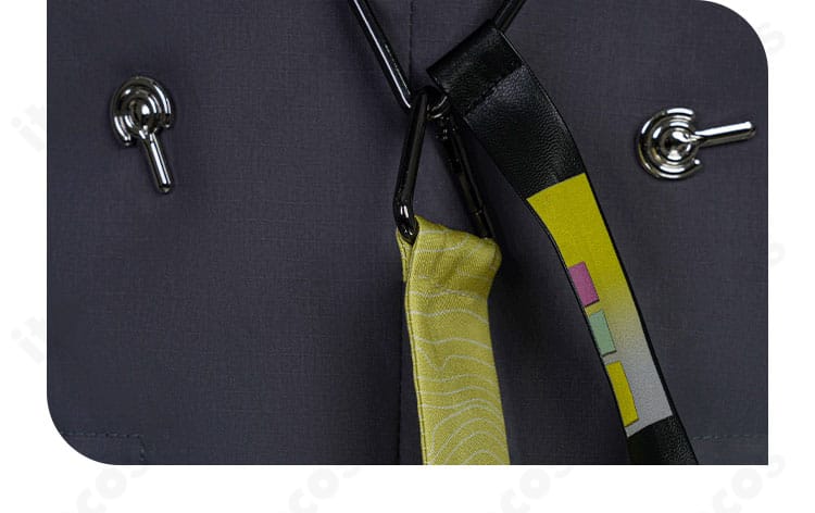 背面に取り付ける吊り下げ型アクセサリーの接続部と質感の詳細