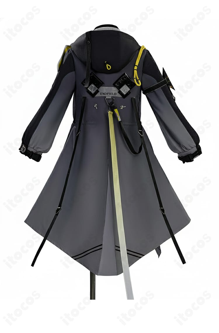 管理人（女性）コスプレ衣装の背面。背飾りとフードの落ち感、後ろ身頃の切替を確認