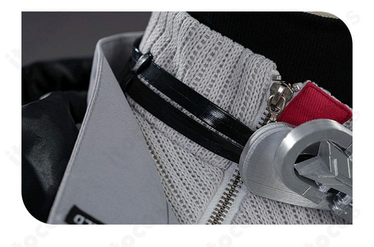 セーターの襟元と首飾りのディテール。配色とステッチワークが見えるクローズアップ