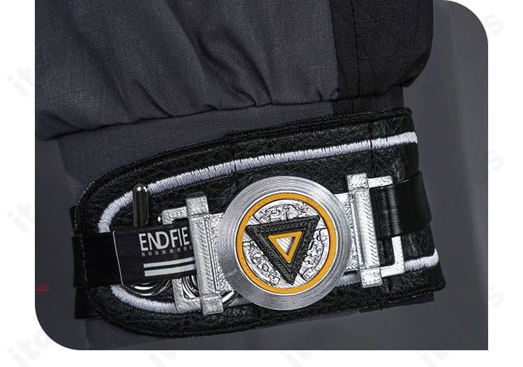 袖口装飾とカフのアップ。面ファスナー固定部と配色ラインを強調