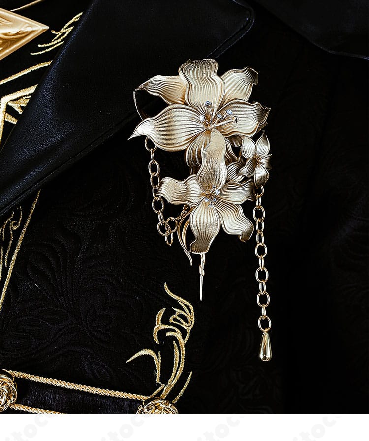 胸飾りのクローズアップ。重厚感のあるモチーフと金装飾の立体感、固定方法の仕上がりが伝わる写真。