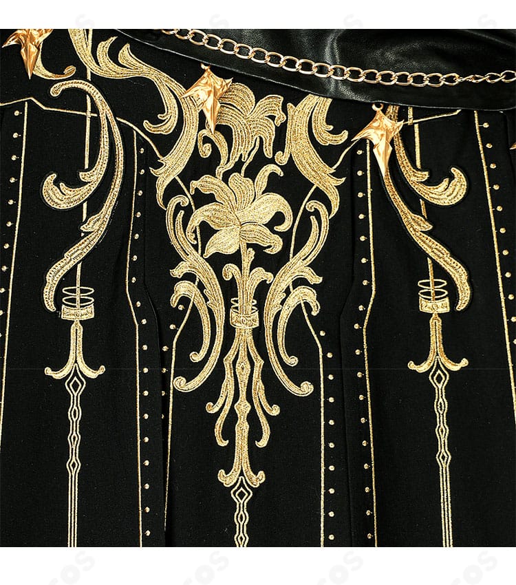 披風の模様装飾ディテール。金糸風デザインと縁取りを近距離で撮影し、質感と図案の再現度を示すアップ。