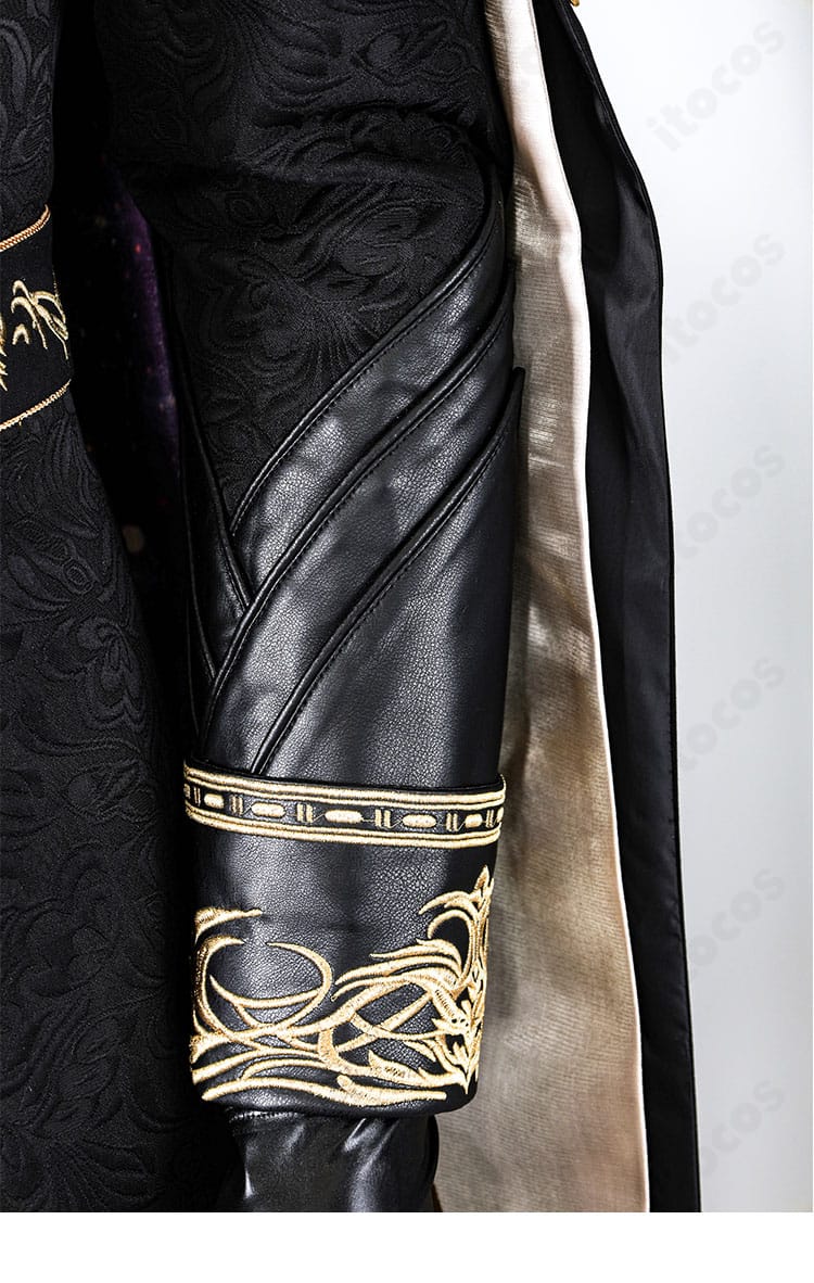 袖口と装飾のディテール。暗色生地のハリ感と金装飾のコントラストが世界観を強調するカット。