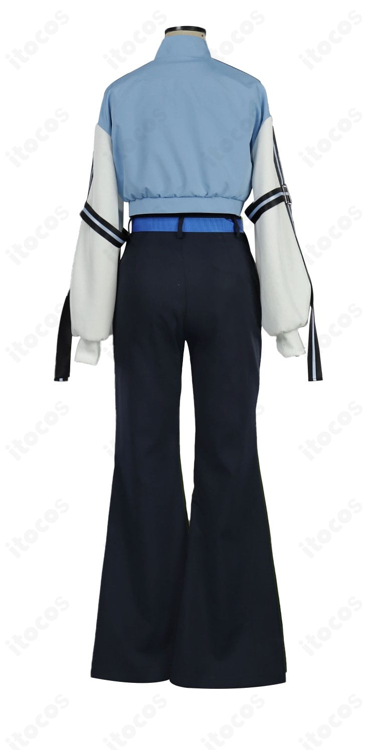 背面デザイン。コートの落ち感と直線的なカッティングでクールな後ろ姿を演出