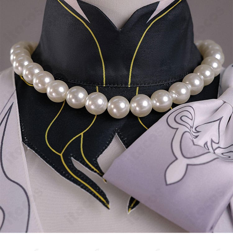 ダリア（コンスタンス）ネックレスのクローズアップ。首元アクセの質感表現