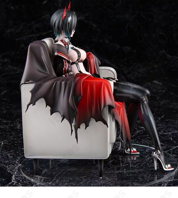 アズールレーン ウルリッヒ・フォン・フッテン コスプレ衣装の側面スタイル。ロングコートの直線シルエットとクールなプロポーションを確認。