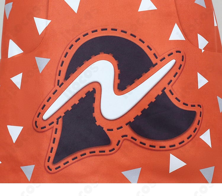 グリ衣装のエプロン模様ディテール。作品イメージに寄り添う落ち着いたパターン。