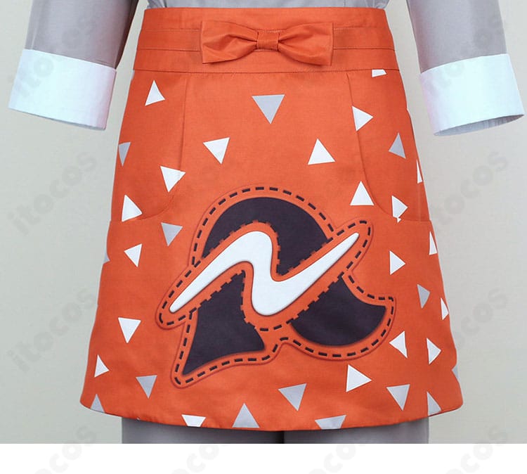 グリ衣装のエプロン装飾詳細。ステッチとポケット配置がデザインの要。