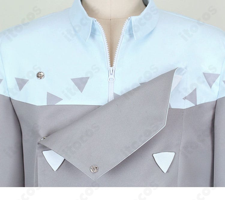 グリ衣装の襟周りデザイン詳細。イベント撮影でも映える端正な仕上がりをクローズアップ。