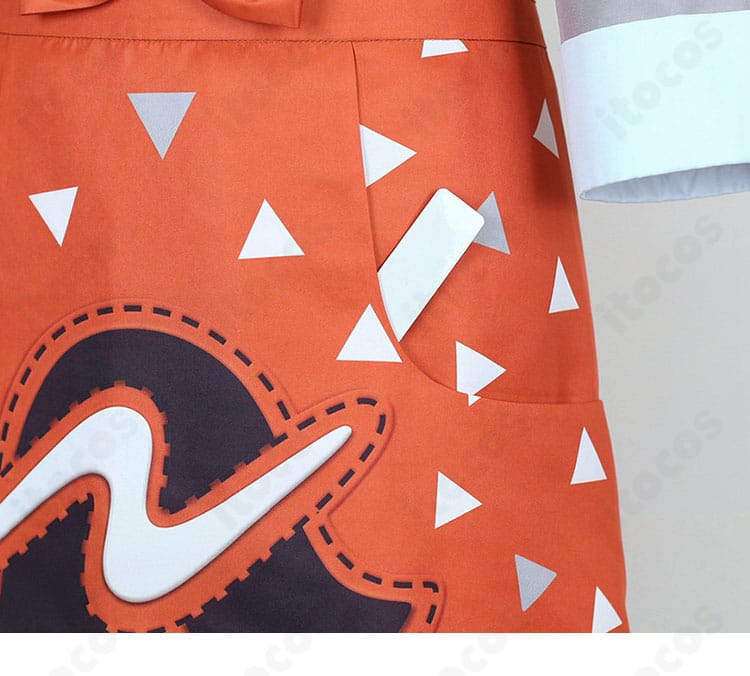 グリ衣装のポケット装飾ディテール。小物の出し入れに便利な実用的デザイン。