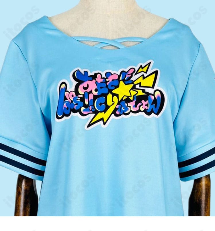 ホロライブ 水宮枢 Tシャツ私服コスプレ衣装の襟元プリントディテール。世界観を感じるポイントを丁寧に再現