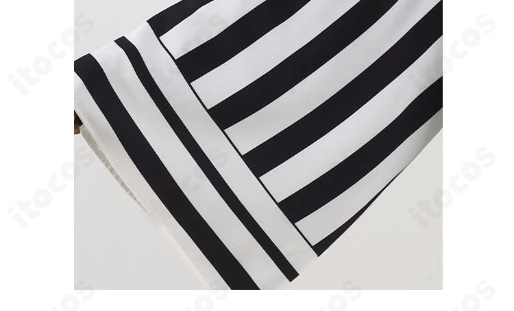 伊黒小芭内 コスプレ 羽織袖のディテール。白黒ストライプの柄と縫製の整いを確認