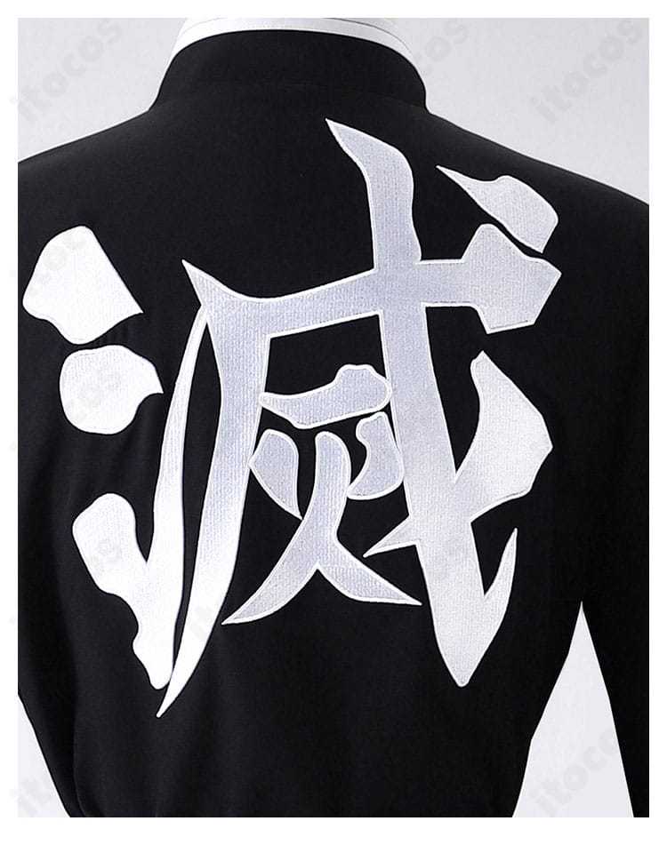 伊黒小芭内 コスプレ 背面の文字刺繍細部。生地の質感とコントラストを強調