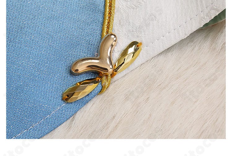 Eden ヴェリテ衣装の外套（コート）デザイン細部。ラペルとトリムのコントラストが特徴