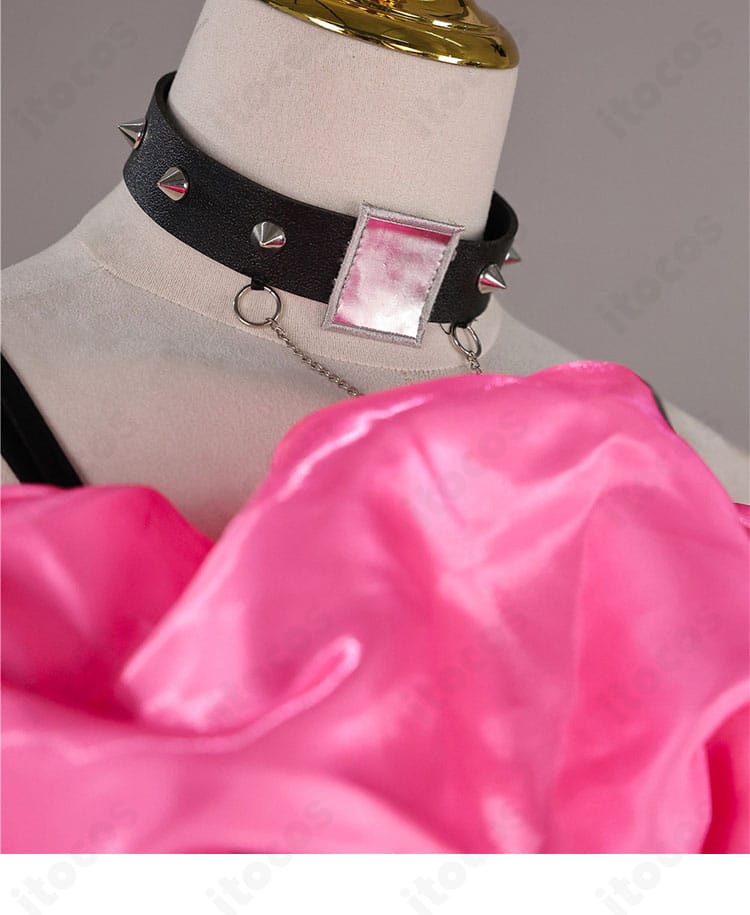 ホロライブ 綺々羅々ヴィヴィ ステージ衣装2025 襟元ディテール。首元の装飾とカットラインの近接写真。